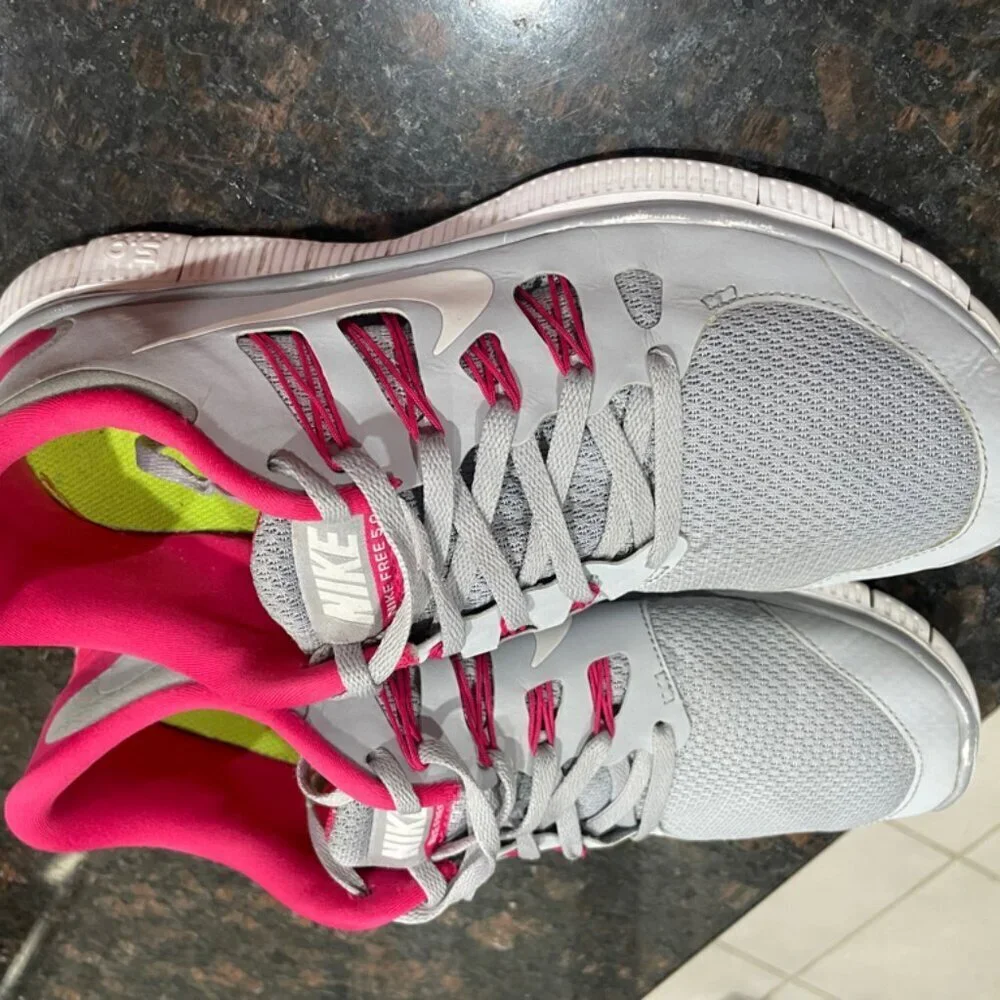NIKE FREE‎ RUN 5.0 WOLF GREY AND HOT PINK SNEAKERS SZ 10 SPORTY RUNNING GYM YOGA